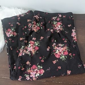 AVENUE SZ 18 BLACK FLORAL STRETCH WAIST CAPRIS